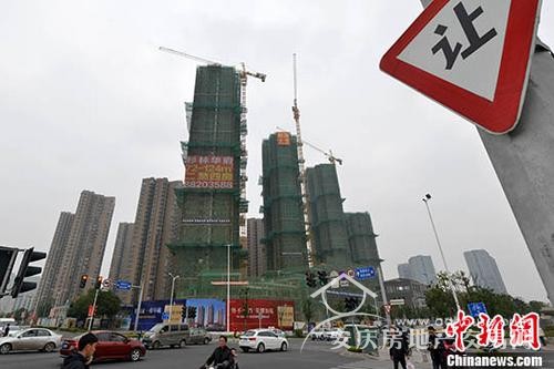 資料圖：售樓人員向顧客介紹樓盤。 中新網(wǎng)記者 金碩 攝