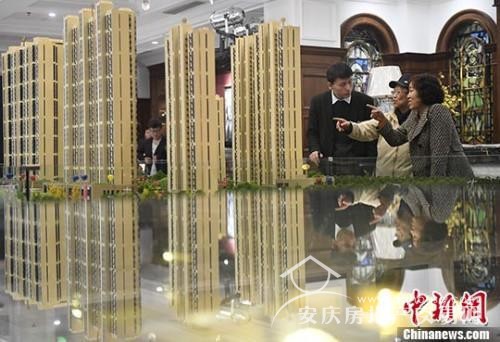 資料圖：置業(yè)顧問為民眾推薦商品房戶型。 中新社記者 韋亮 攝