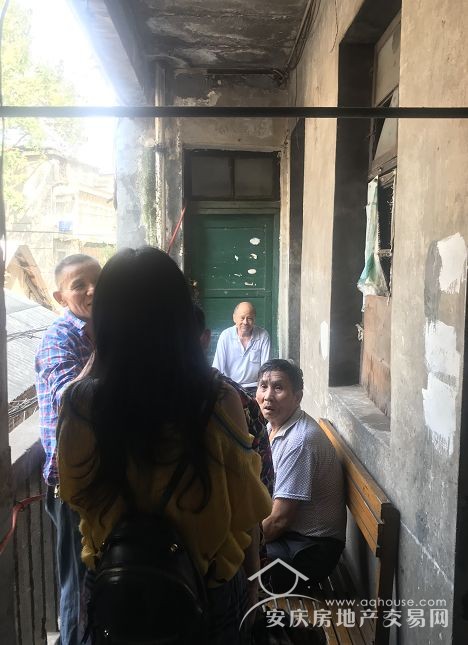 （老人們?cè)诙堑睦先死戆l(fā)店門口等候，櫻桃大房子攝）