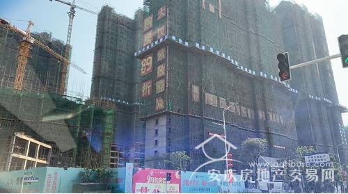 二手房市場(chǎng)，櫻桃也跑了一下，因?yàn)橛旰^(qū)算老城區(qū)，樓梯房特別多，所以品質(zhì)電梯小區(qū)的價(jià)格和樓梯房還是相差挺大的，很多2010年蓋的房子還是樓梯房，這在一二線城市幾乎不太可能了，而且樓梯房三樓以下和五六樓市場(chǎng)完全是天壤之別，所以價(jià)格也便宜。